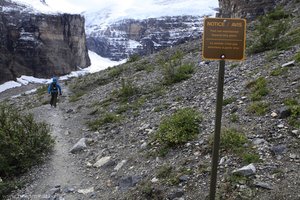 Warnschild auf dem Plain of Six Glaciers