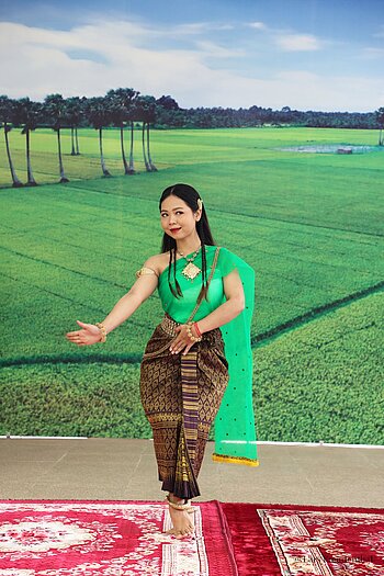 anmutige Bewegungen einer Apsara-Tänzerin am Mekong