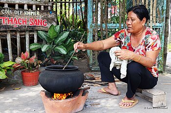 Vietnamesin kocht Cốm Dẹp auf offenem Feuer