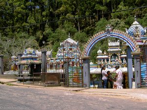 Hindutempel zwischen Kandy und Nuwara Eliya