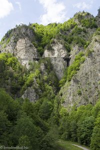 Straße entlang der steilen Felswand zum Vidraru See