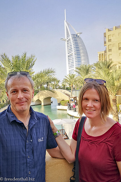 Lars und Anne vor der Kulisse des Burj al Arab in Dubai