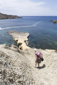 Bergklettern an der Gnejna Bay auf Malta