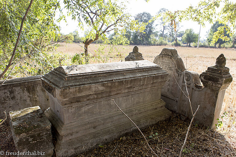 Die Gebeine der Familie Xavier auf dem Friedhof auf Don Khon Die Gebeine der Familie Xavier auf dem Friedhof auf Don Khon