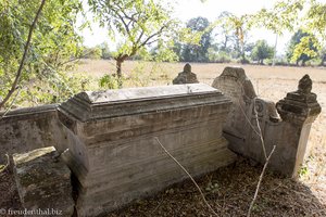 Die Gebeine der Familie Xavier auf dem Friedhof auf Don Khon