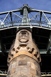 Sandsteinsäule und Stahlkonstruktion