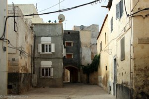 halb bis dreiviertel verfallene Siedlung