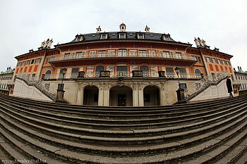 Blick von der Freitreppe zum Wasserpalais