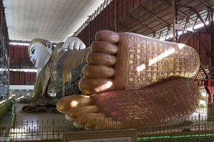 Reich verzierte Fußsohlen des Buddhas im Chaukhtatgyi Tempel