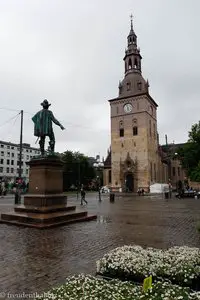 Stortorvet mit dem Blumenmarkt und dem Glockenturm des Doms