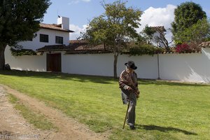 eine Oma schlendert zur Kirche in Villa de Leyva