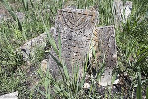 Hände auf dem Grabstein - die Gräber von deutschen Juden oder von Priestern?