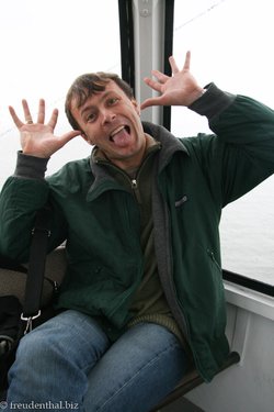 Frecher Lars in der Gondel über dem Tejo