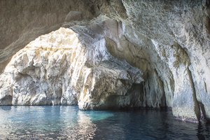 in einer der Höhlen bei der Blauen Grotte auf Malta