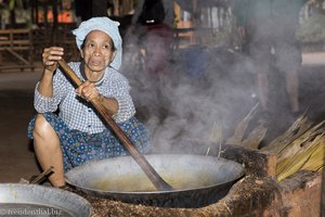 Sirup aus Palmzucker wird in Pfanne bis zur Kristallisation gerührt.