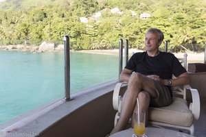 Lars in der Bar vom Sunset Beach Hotel auf Mahé