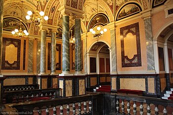 Säulenhalle im Vestibül der Semperoper
