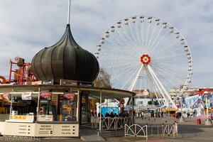 Blick über den Wurstelprater zum neuen Riesenrad