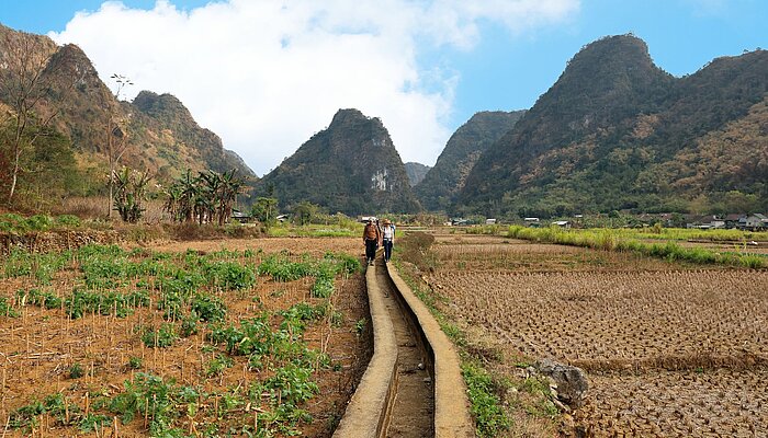 Bewässerungskanal zwischen Reisfeldern in Cao Bang
