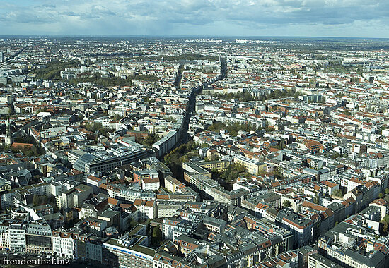 Aussicht aus dem Drehrestaurant des Berliner Fernsehturms über die vielen Häuser der Stadt.