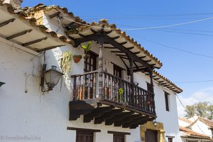 hübsche kleine Balkone sind typisch für die kolonialen Häuser von Villa de Leyva