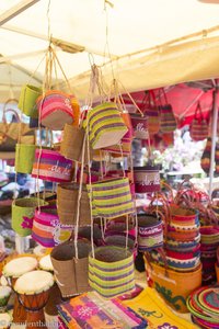 Bunte Webtaschen auf dem Markt von Saint-Pierre