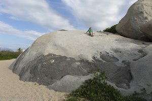 Anne auf dem Felsen im Tayrona Nationalpark von Kolumbien