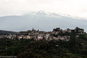 Blick über Castiglione zum Ätna