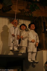 Arzt-Marionetten im Marionettenladen