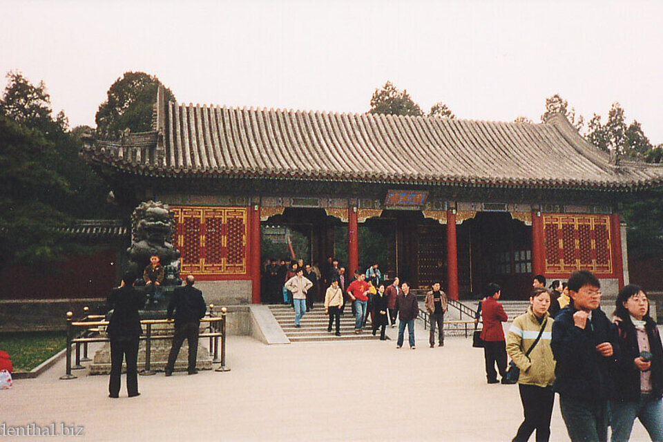Besucher vorm Eingang zum Sommerpalast in Peking