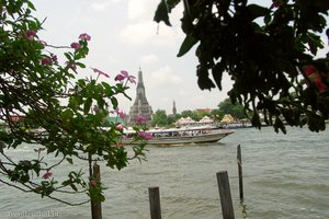 Blick über den Mae Nam Chao Phraya zum Wat Arun