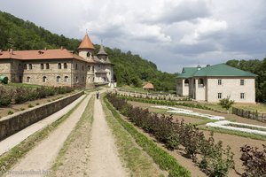 Weg durch die Gärten des Kloster Rudi in Moldawien