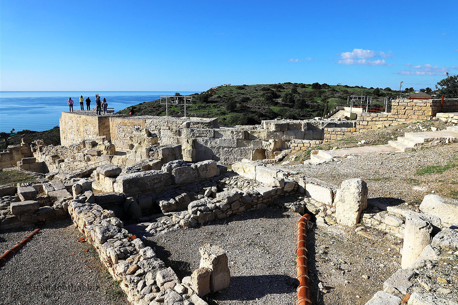 Blick über die Tempelruinen der archäologischen Stätte Kourion auf der Mittelmeerinsel Zypern