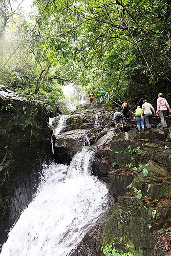 Aufstieg entlang des Windwasserfalls Thác Gió im Phong Nha-Nationalpark