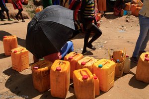 Billiger Alkohol im Wasserkanister für die Mursi-Männer auf dem Markt von Jinka.