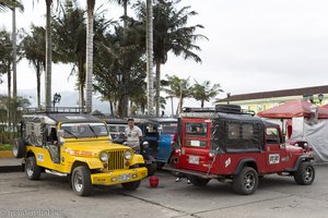 Bunte Willys-Jeeps auf dem Marktplatz von Salento.