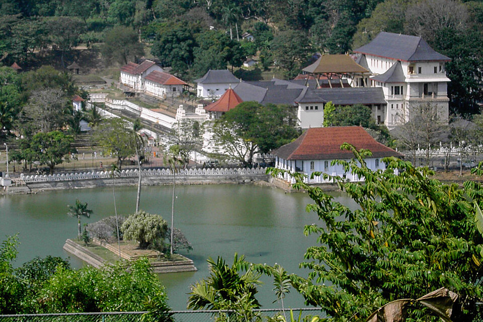 Blick auf den Milchsee in der alten Königsstadt Kandy, Sri Lanka