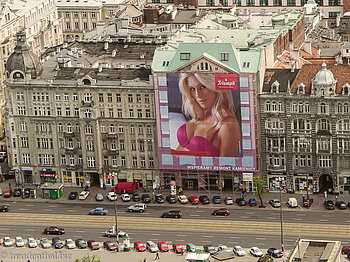 Triumphwerbung an alter Fassade