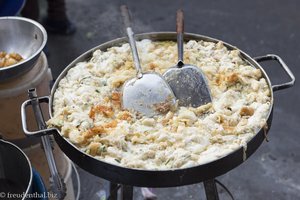 Gebackenes Ei in der Garküche in Chinatown von Bangkok