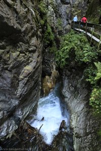 Wandern zwischen den Felsen der Gilfenklamm