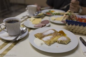 mit Sauerrahm gefüllte Blinis im Hotel Sofia in Tiraspol - Transnistrien