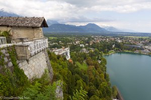 Der Steilhang des Felsens der Burg Bled