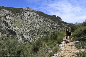 Wanderer auf dem Weg zum Refugi de Tossals Verds