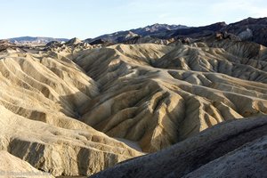 Death Valley - Blick über die Sandsteinhügel beim Zabriskie Point