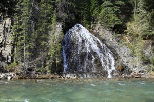 einer der vielen Höhlenbäche, die in den Maligne Canyon münden