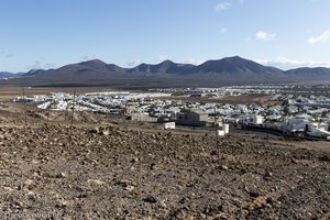 Blick auf Playa Blanca und die Ajaches-Berge