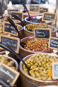 Es duftet nach Oliven auf dem Markt von Saint-Pierre