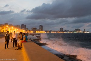 Am Abend treffen sich die Habaneros am Malecón.