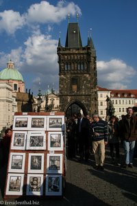 Auf der Brücke stellen Künstler ihre Werke aus