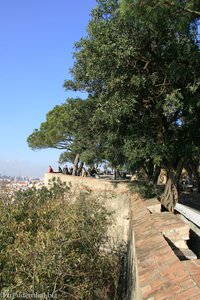 Bick entlang der Festungsmauer des Castelo de São Jorge